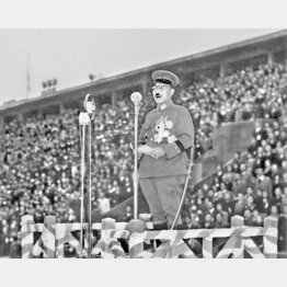 学徒出陣の壮行会で訓示する東條英機首相＝1943年10月21日（Ｃ）共同通信社