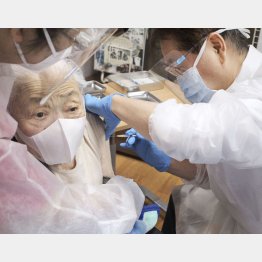 過酷な冬の積雪環境では、お年寄りの安全考慮が必須（Ｃ）共同通信社