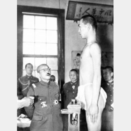 徴兵検査を視察する東條英機首相兼陸軍大臣（1942年4月18日）／（Ｃ）共同通信社