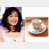 柏原芳恵と、「ハロー・グッバイ」由来の喫茶店のカップ（チャッピー加藤氏提供）／（Ｃ）日刊ゲンダイ