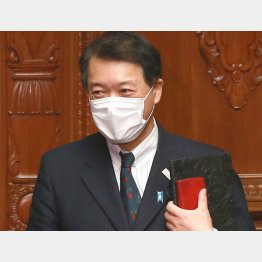 6日の衆院本会議にのぞむ泉田議員（Ｃ）日刊ゲンダイ