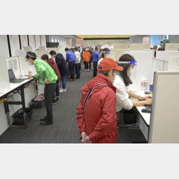 東京国税局の確定申告会場（Ｃ）共同通信社