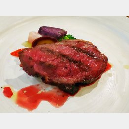 イノシシは臭みなく、レアがウマい（Ｃ）日刊ゲンダイ