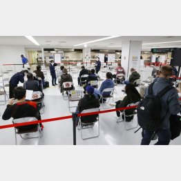 国際線で成田空港に到着した人たち（30日）／（Ｃ）共同通信社