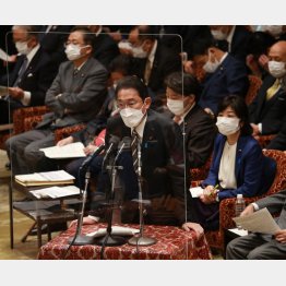 ネトウヨの包囲網に屈するのか（衆院予算委で答弁する岸田首相、14日）／（Ｃ）日刊ゲンダイ