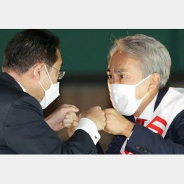石原伸晃氏（右）の“名セリフ”は個人の哲学というよりは…（左は、岸田首相）／（Ｃ）日刊ゲンダイ