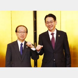 統合で合意した愛知銀の伊藤頭取（左）と中京銀の小林頭取（Ｃ）共同通信社