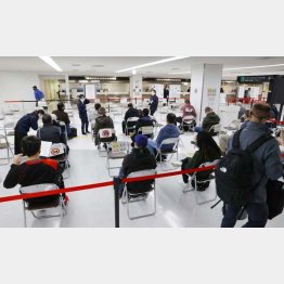 成田空港に到着した人びと（Ｃ）共同通信社