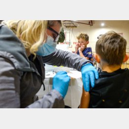 ワクチンを打っていれば（Ｃ）ロイター