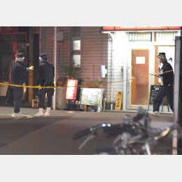 神戸山口組の古川恵一幹部が射殺された現場付近を調べる捜査員（2019年、兵庫県尼崎市）／（Ｃ）共同通信社