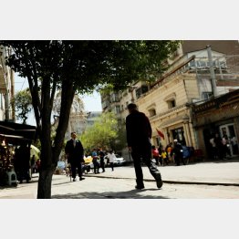 新疆ウイグル自治区、自治区首府のウルムチ市の通り（Ｃ）ロイター