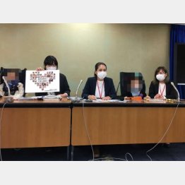 24日、記者会見を開いた「産科医療補償制度を考える親の会」（中央が中西美穂代表）／（提供写真）