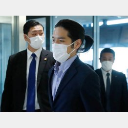 ニューヨークから帰国した時の小室圭さん（Ｃ）日刊ゲンダイ