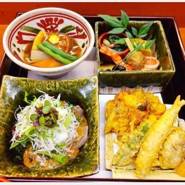 どれから食べようか迷う豪華版（Ｃ）日刊ゲンダイ