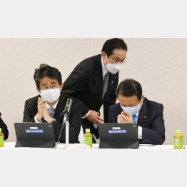 いらいら…イライラッ（左から安倍元首相、岸田首相、麻生副総理）／（Ｃ）日刊ゲンダイ