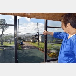 日本人スパイだった吉川猛夫元海軍少尉が活動したホノルルの茶屋「夏の家」2階で真珠湾の方向を指す、女将の藤原栄美子さん（2016年12月撮影）／（Ｃ）共同通信社