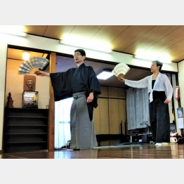 自宅でお弟子さんに稽古をつける小早川氏（提供写真）