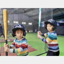 門前仲町から打ちにきた小1（6歳=右）と幼稚園年中（5歳）の兄弟（Ｃ）日刊ゲンダイ