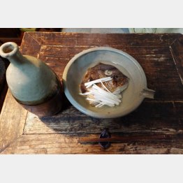 鯛のかぶとの骨酒（Ｃ）日刊ゲンダイ