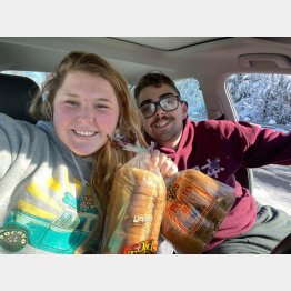 キャシーさん（左）とジョンさん（キャシーさんのフェイスブックから）