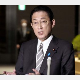 歴代2位の外相経験も人脈ナシ？！（「まん延防止等重点措置」について取材に応じる岸田首相＝6日）／（Ｃ）日刊ゲンダイ