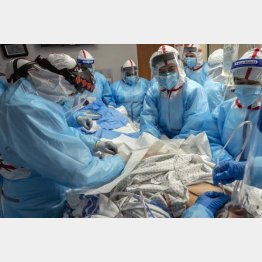 米英では医療従事者が感染し、人手不足が深刻に…（Ｃ）ゲッティ＝共同