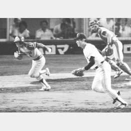 大石大二郎（左）の二ゴロで大記録を逃した江川卓（中）。右後方は筆者（Ｃ）共同通信社