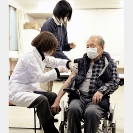 新型コロナワクチンの3回目接種を受ける男性（Ｃ）共同通信社