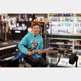 大喜びするファロン君（「J・B・ハート・ミュージック」のフェイスブックから）