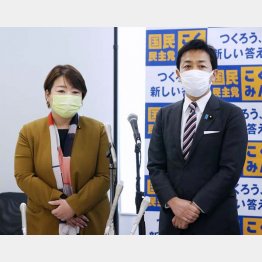 合同勉強会を終え、ツーショットでアピール（国民民主党の玉木雄一郎代表と「都民ファーストの会」の荒木千陽代表＝左）／（Ｃ）共同通信社
