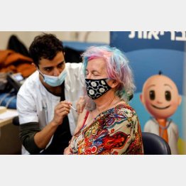 イスラエルは4回目接種を開始（Ｃ）ロイター