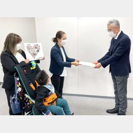 日本医療機能機構の鈴木英明理事に要望書を手渡す「産科医療保障制度を考える親の会」代表の中西美穂氏（提供写真）