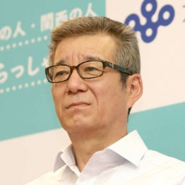 「雨がっぱ」を呼び掛けた松井裕樹市長（Ｃ）日刊ゲンダイ