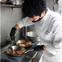 料理長の塩田洋介さん（Ｃ）日刊ゲンダイ