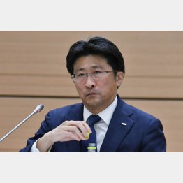 記者会見するみずほFGの木原次期社長（17日）／（Ｃ）日刊ゲンダイ