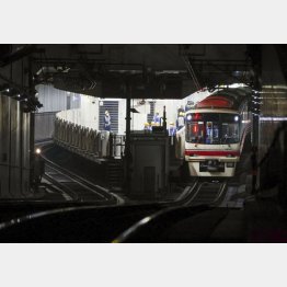 国領駅に停車する、事件があった京王線の車両（Ｃ）共同通信社