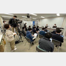 会見する弁護団（撮影）相澤冬樹