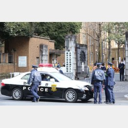 事件現場を調べる捜査員ら（Ｃ）日刊ゲンダイ