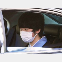「新年祝賀の儀」で仙洞仮御所に入る秋篠宮家の長男悠仁さま（Ｃ）共同通信社