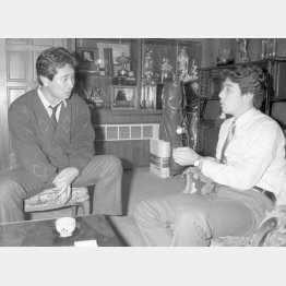 牛島（右）を自宅に呼び、トレードについて話し合う星野監督（1986年）／（Ｃ）共同通信社