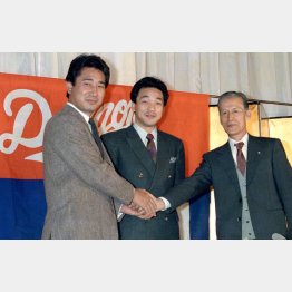 入団発表で星野監督（左）と握手する落合（央）。右は中山球団社長（Ｃ）共同通信社