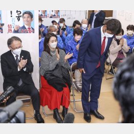 玉城デニー沖縄県知事（左）の猛支援も及ばず（落選が決まり、頭を下げる岸本洋平氏、23日）／（Ｃ）共同通信社