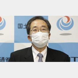 給与返納より真相解明が先だ（21日、処分を発表する斉藤鉄夫国交相）／（Ｃ）共同通信社