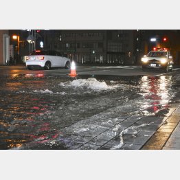 水道管が破裂し冠水した道路（大分市）／（Ｃ）共同通信社