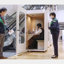 新たな施設づくりももいいが確保済みの療養施設を活用したらどうなのか（23日、視察する小池百合子都知事）／（Ｃ）共同通信社