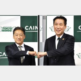 カインズの高家正行社長（左）と東急ハンズの木村成一社長（Ｃ）共同通信社