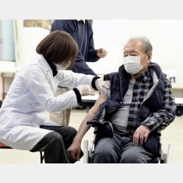 高齢者や医療従事者の3回目接種は開始されたが…（Ｃ）共同通信社