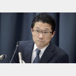 改ざん報告書について会見する財務省の伊藤豊秘書課長（2018年当時）／（Ｃ）日刊ゲンダイ