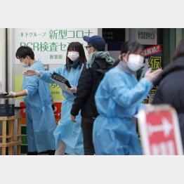 03【検査なし診断ムリ】01・検査キット不足は棚上げで?!（PCR検査センターに来た沢山の人たちを案内するスタッフら＝東京・秋葉原、28日）／（Ｃ）日刊ゲンダイ