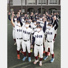 喜ぶ大阪桐蔭の選手（Ｃ）共同通信社